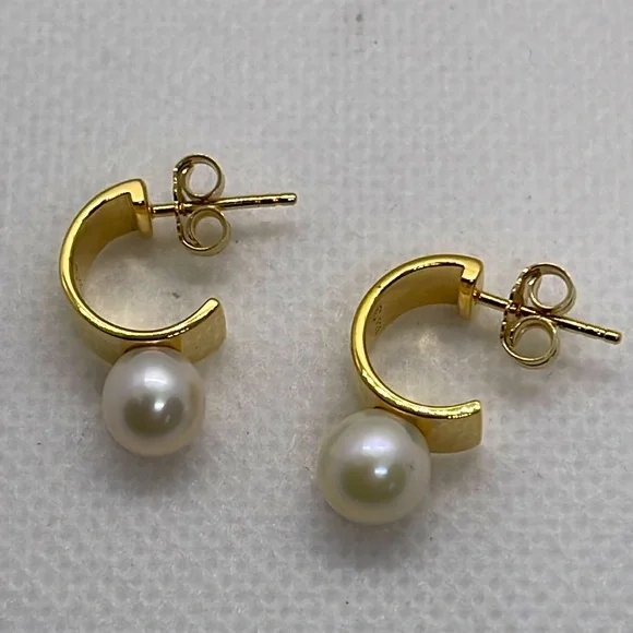 【オシャレ】MEJURI メジュリ Bold Pearl Huggies ピアス Mejuri | Jewelry | Mejuri Bold Pearl Huggies | Poshmark
